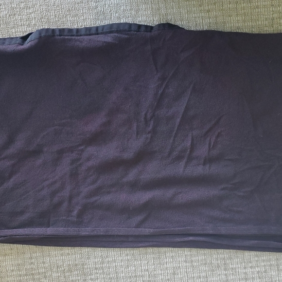 Lululemon Vinyasa Scarf with Arm Holes, Black and Purple - Picture 3 of 3